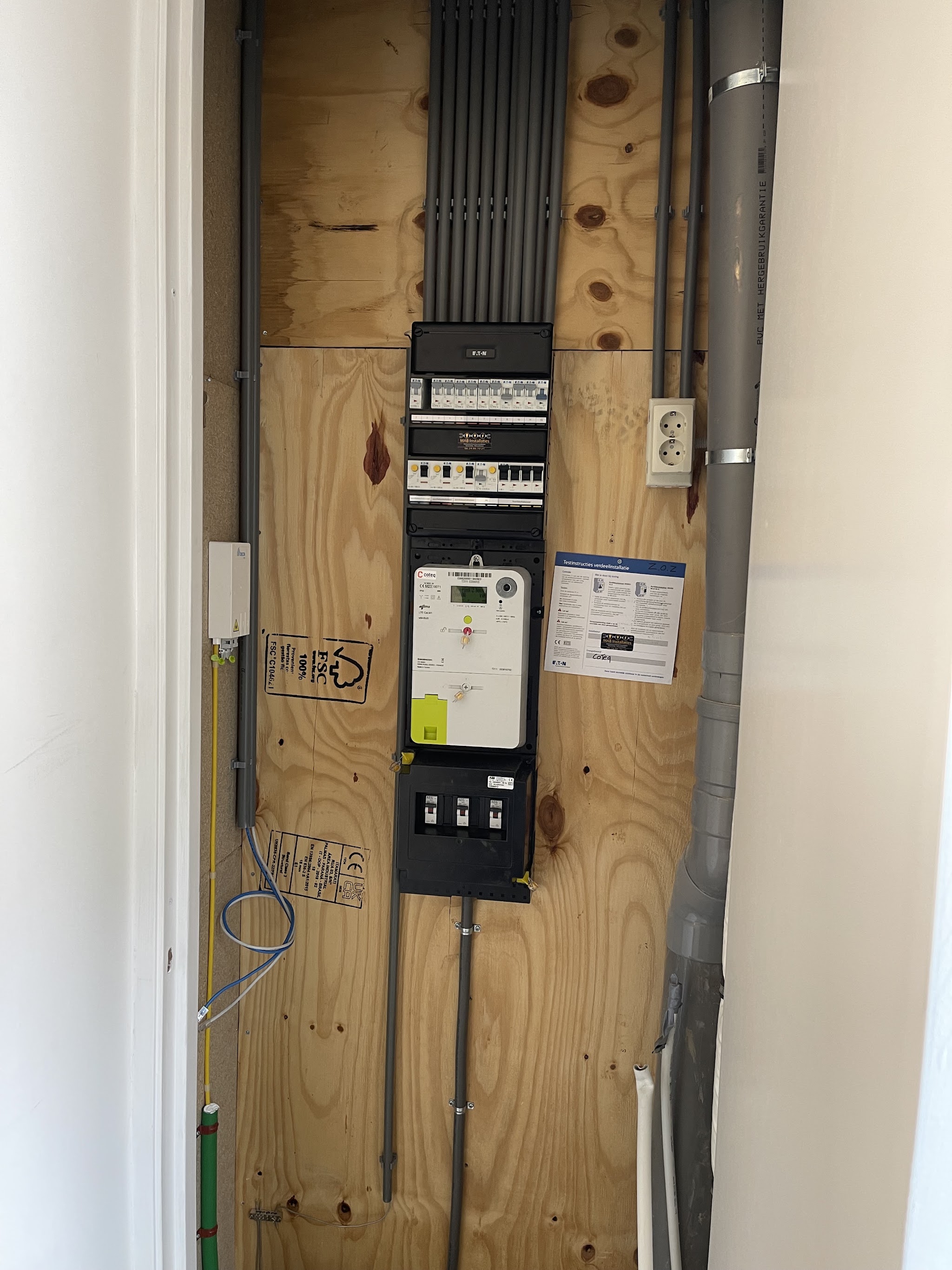 Meterkast met groepenkast en slimme meter op een houten achterwand