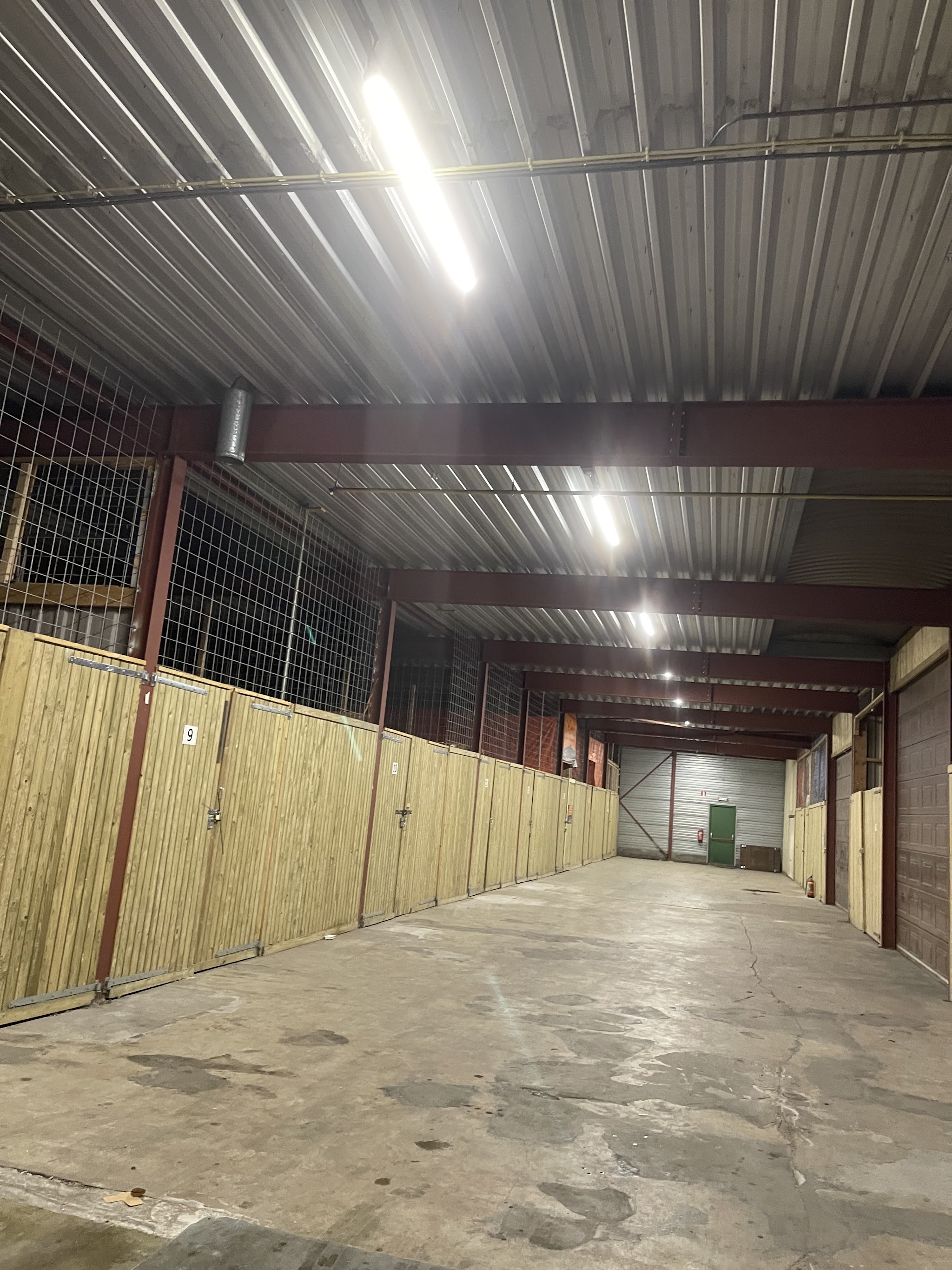 Opslaghal verlicht met ledarmaturen aan het plafond